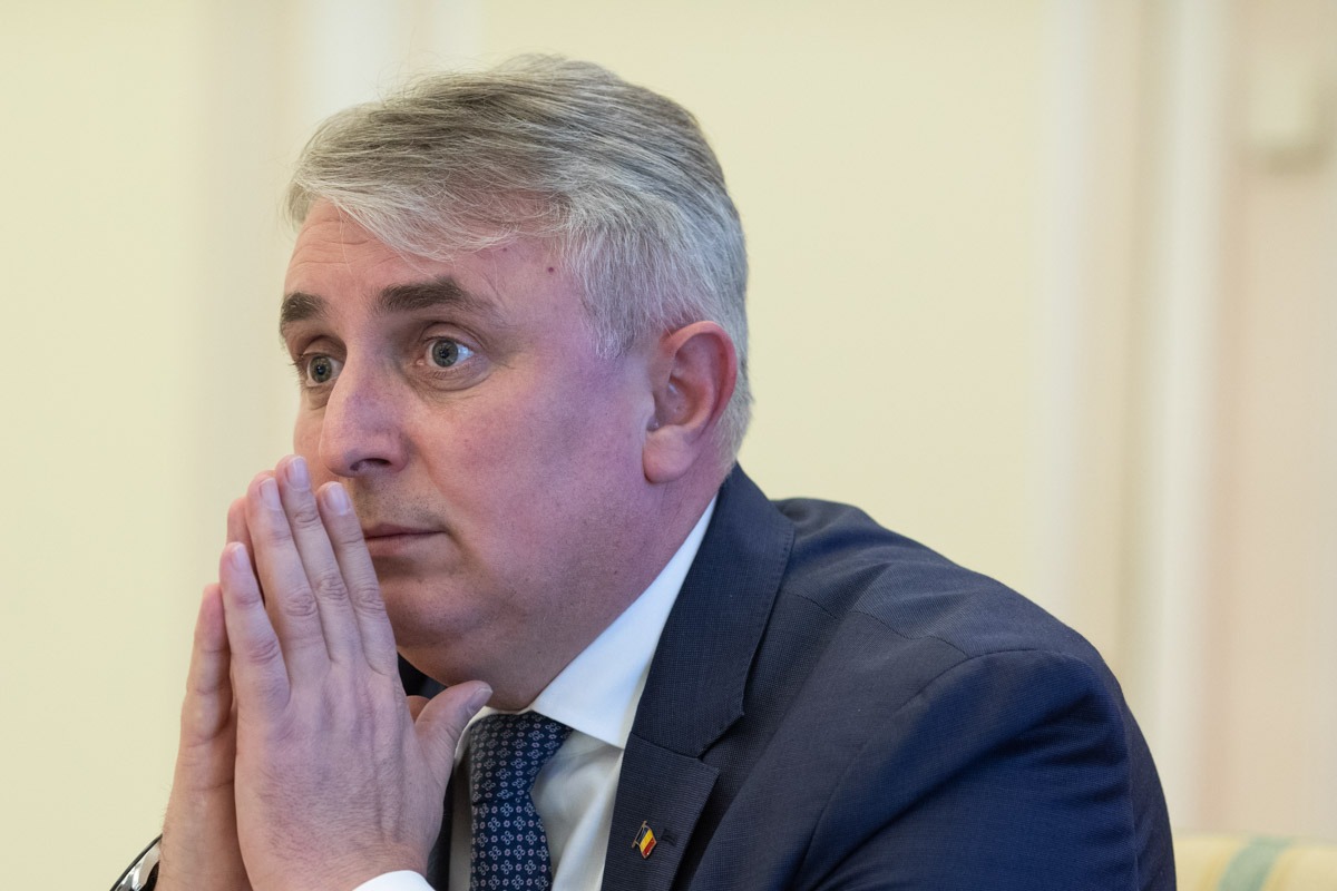 Double trouble pentru ministrul Lucian Bode: se votează moţiunea de cenzură împotriva sa pe fundalul protestelor sindicaliştilor din Poliţie