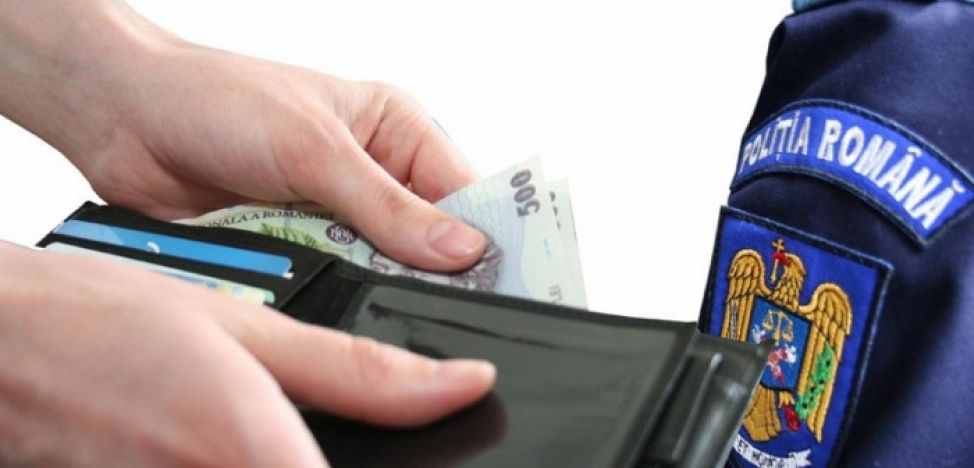 Persoană prinsă în flagrant în Iași în timp ce oferea unui polițist suma de 15.000 de lei cu titlu de mită