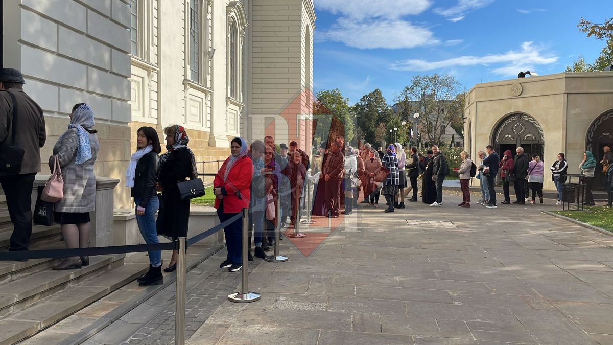 Zeci de persoane s-au aşezat la coadă, înainte de pelerinajul Sfintei Cuvioase Parascheva de la Iaşi – FOTO