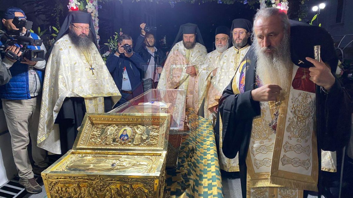 Peste 16.000 de persoane s-au închinat deja la racla cu moaștele Sfintei Cuvioase Parascheva