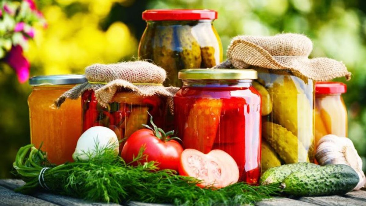 Murături asortate în oțet și zahăr. Trucuri simple care te vor ajuta să obții murături gustoase și aromate