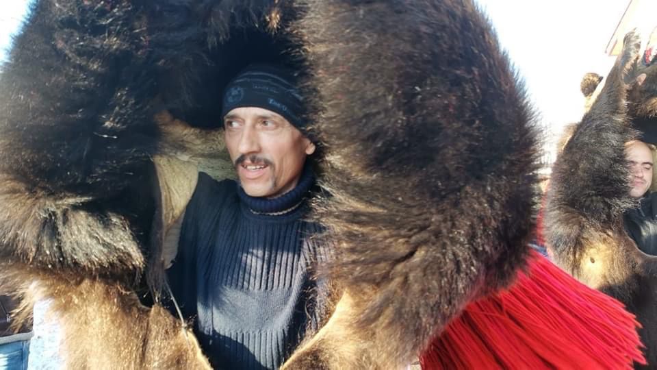 “Tăticul” urșilor din Bacău s-a stins! Obiceiurile de iarnă nu vor mai fi niciodată la fel fără Daniel Nicodim. Este doliu la Asău – FOTO