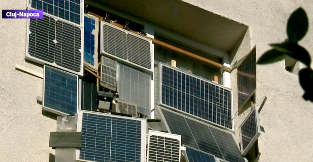 Un bărbat din Cluj și-a montat panouri solare la geamul apartamentului pentru a reduce cheltuielile la enegia electrică
