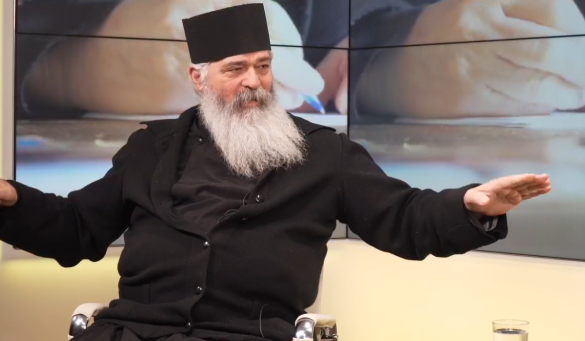 Sfaturile părintelui Calistrat Chifan pentru cei care nu se pot lăsa de fumat: „De fiecare țigară pe care o fumezi, o dată spui Tatăl Nostru și o dată spui…” – VIDEO