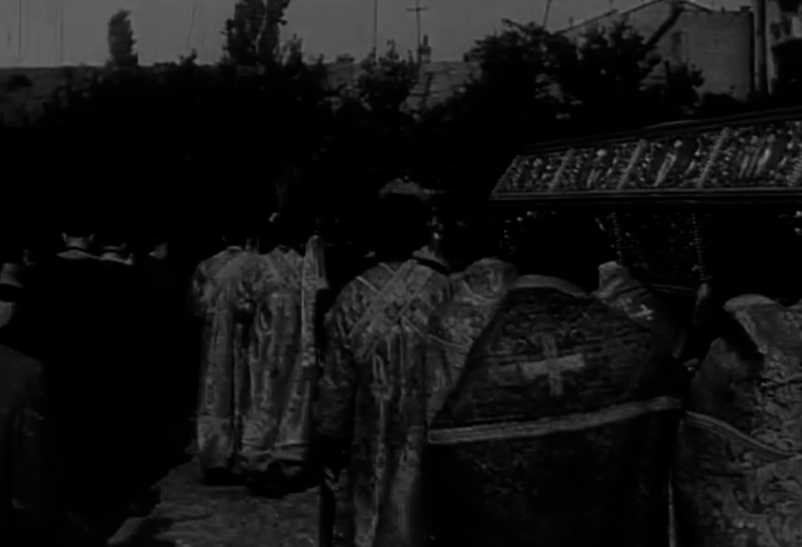 Impresionant. Cum era sărbătorită Sf. Parascheva acum 66 de ani. Filmare de colecţie – VIDEO