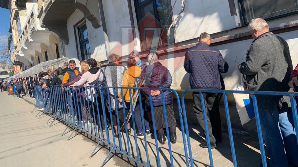 Câţi pelerini au trecut până acum pe la racla cu moaştele Sfintei Cuvioase Parascheva – UPDATE