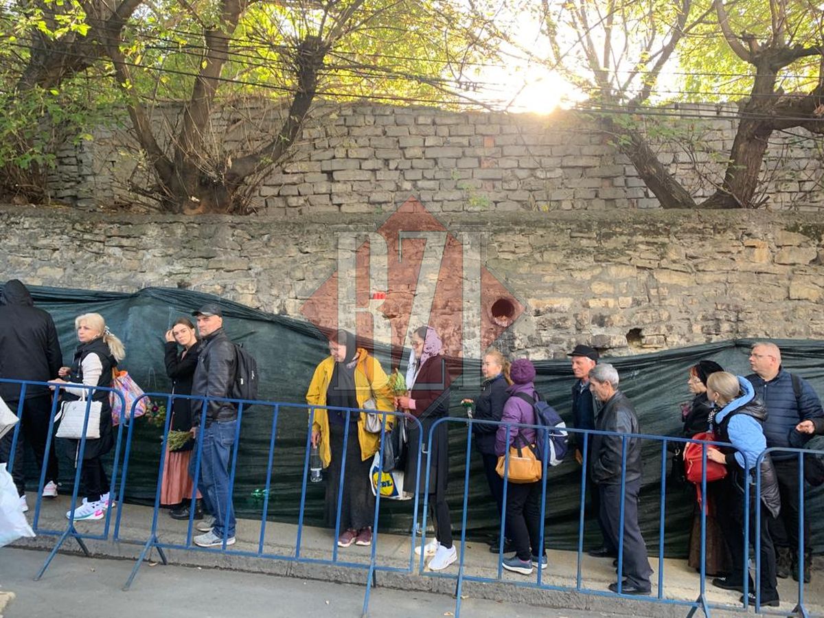 Tot mai mulţi pelerini se află la coadă pentru a se închina la moaştele Sf. Cuvioase Parascheva din Iaşi – FOTO
