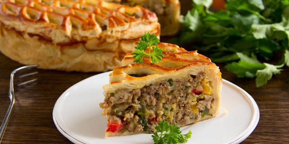 Plăcintă cu carne de pui. Rețeta delicioasă cu care îi vei surprinde pe cei de la masă