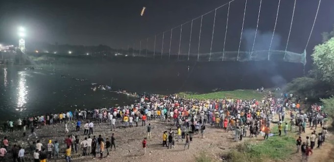 Dezastru în India. Cel puţin 132 de persoane au murit după ce un pod s-a prăbuşit – VIDEO