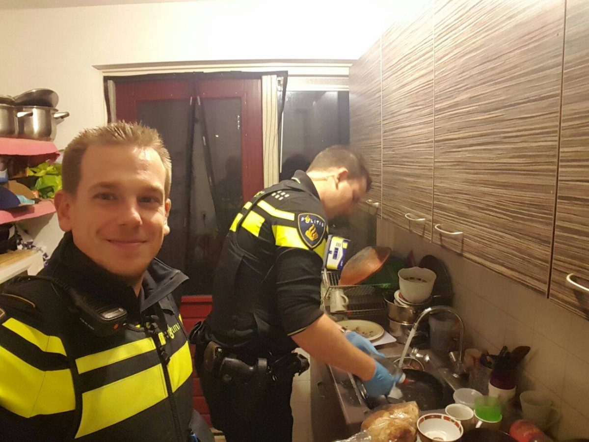 Gestul înduioșător făcut de doi polițiști pentru o femeie din Olanda