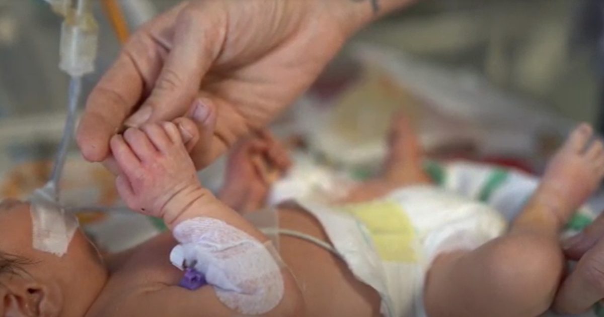 Mărturia mamei al cărei bebeluș prematur ar fi fost aruncat de medicul care ar fi trebuit să-l salveze