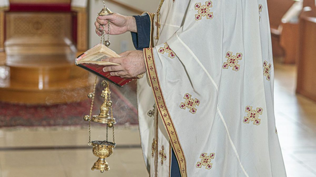 Un preot de la Liceul Teologic din Târgu Jiu a fost dat afară. Este acuzat că a hărțuit o elevă