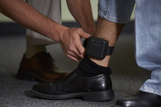 Primul caz de folosire a brățării electronice de supraveghere din România, după ce un bărbat și-a agresat iubita în Bucureşti