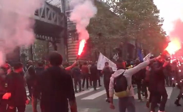 Proteste masive în centrul Parisului. Manifestanții au spart magazine și au incendiat obiecte