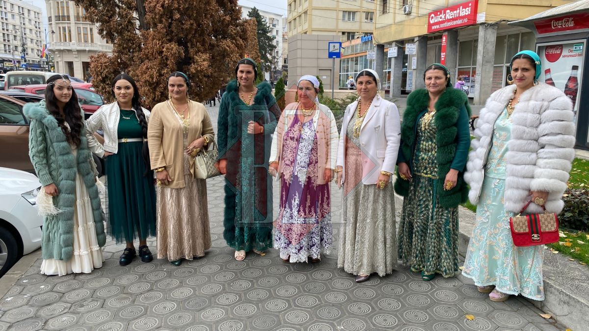 Cele mai înstărite familii de romi din Galaţi au ajuns la Iaşi să se închine la Sf. Parascheva! Cu bolizi de zeci de mii de euro şi cu bijuterii uriaşe la gât au defilat în oraş – FOTO