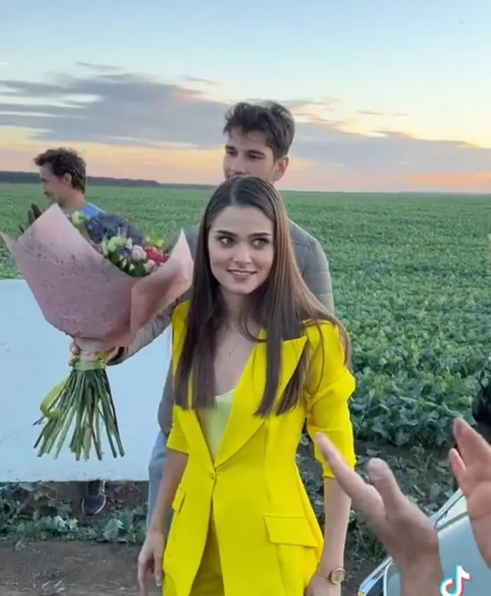 Theo Rose a avut parte de o surpriză romantică. Anghel Damian a venit pe platoul de filmare – FOTO