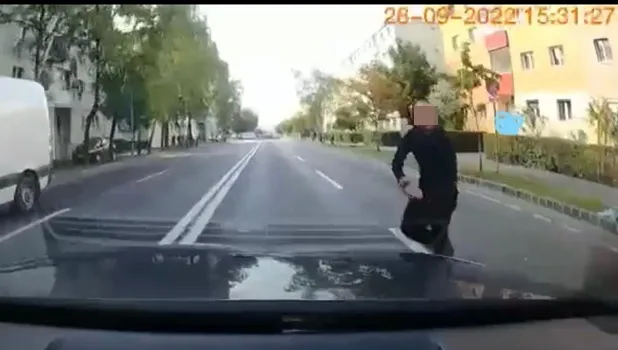 Un tânăr din Brașov se arunca în fața mașinilor. Polițiștii l-au identificat – VIDEO