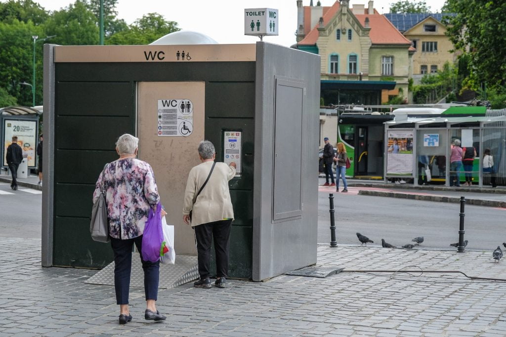 Primăria Brașov aruncă banii la WC. Toaletele publice costă 1,7 milioane de euro