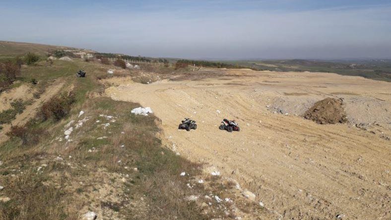 Tragedie în judeţul Cluj! Un bărbat de 30 de ani a căzut cu ATV-ul, de la 5 metri, într-o carieră de piatră
