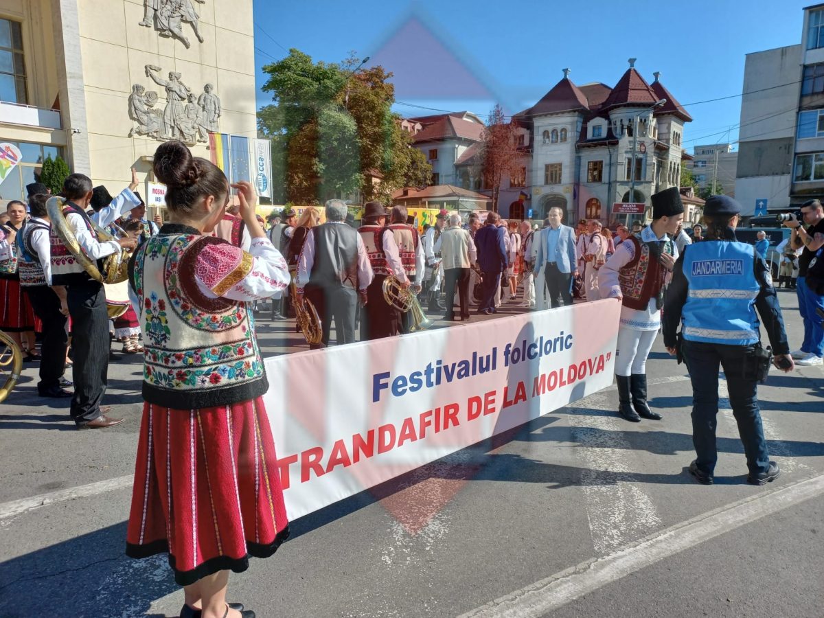 A început a doua zi a Festivalului Folcloric Internațional „Trandafir de la Moldova”, ediția a LIII-a, organizat în perioada 7 – 9 octombrie, la Iași – GALERIE FOTO