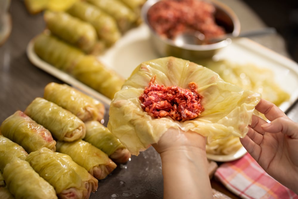 Cum să faci umplutura de sarmale după rețeta bunicii. Trucuri care te vor ajuta să pregătești cele mai bune sarmale