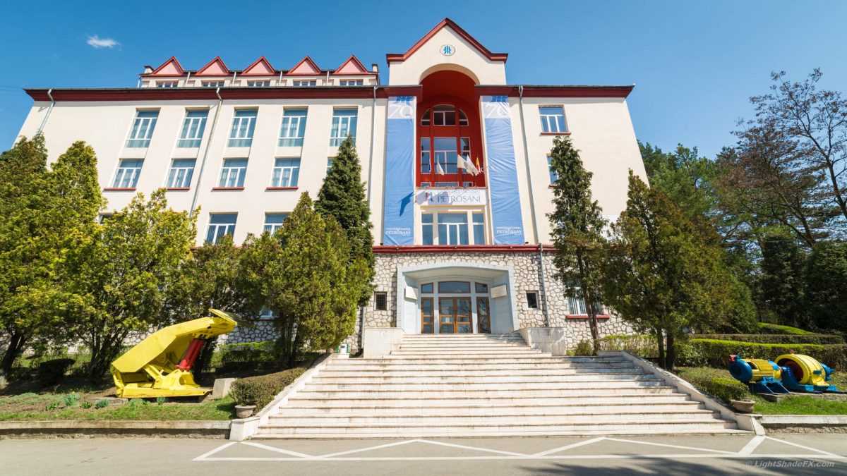 Mai mulți profesori de la Universitatea Petroșani sunt colegi de grupă la o facultate din cadrul instituției