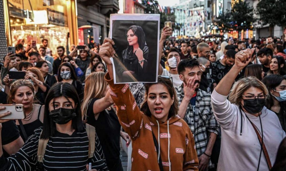 Un nou val de proteste în Iran, după moartea unei tinere de 16 ani – FOTO