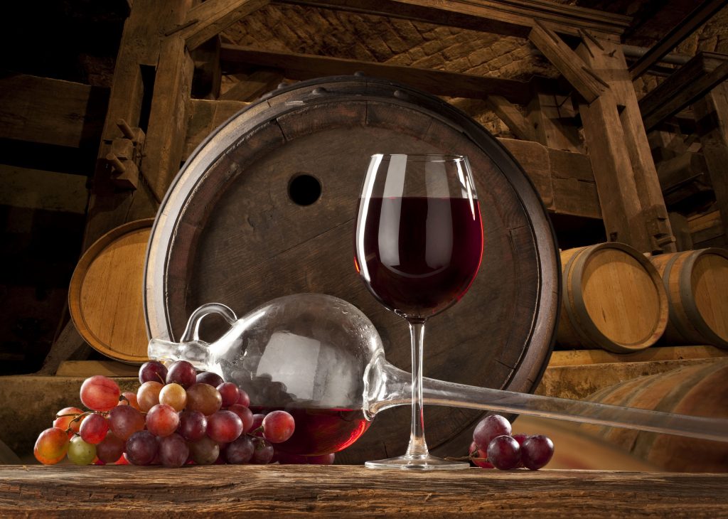 Trei trucuri pentru a prepara cel mai bun vin de casă toamna aceasta. De ce se folosesc doar unelte din lemn