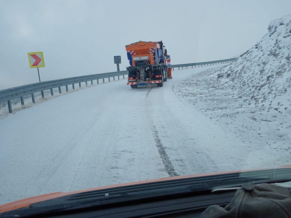 Vremea rea închide temporar Transalpina. Drumarii intervin prin viscol și zăpadă