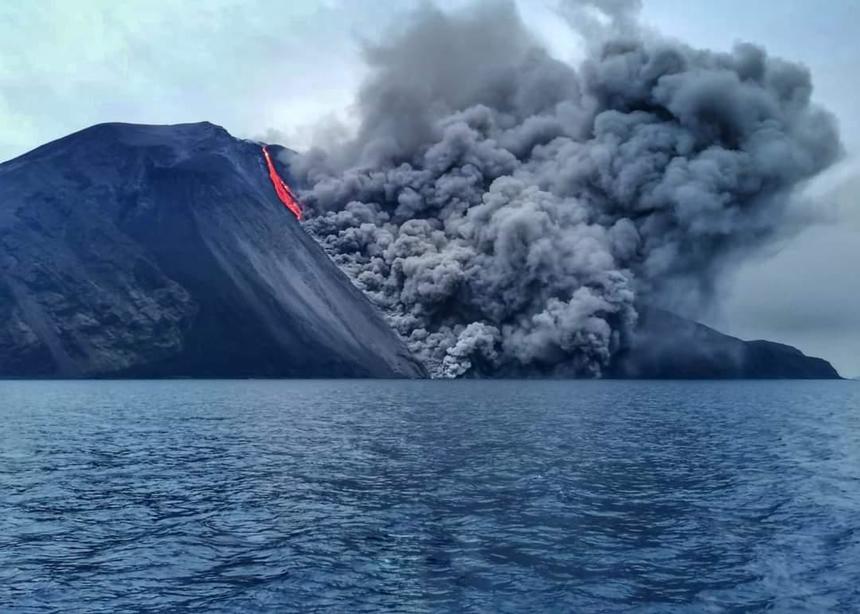Vulcanul Stromboli din Italia a erupt. A fost declanșat un semnal seismic – VIDEO