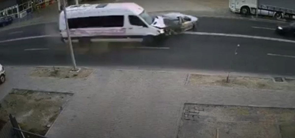 Accident rutier cu 4 victime în municipiul Făgăraş. Camerele de supraveghere au surprins momentul coliziunii – VIDEO