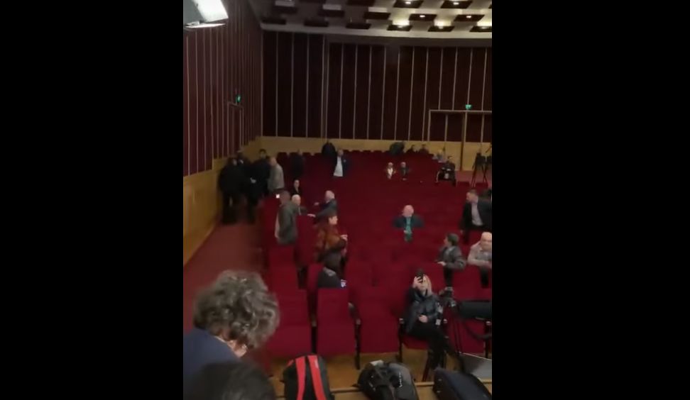 O ședință organizată de Consiliul Local Făgăraș s-a încheiat cu bătaie. Organele legii au fost chemate pentru a putea opri scandalul – VIDEO