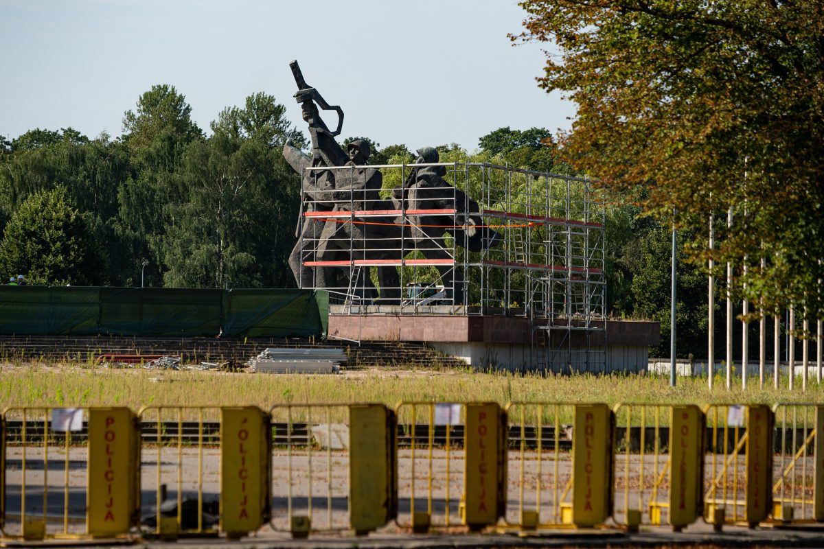 Reacția Rusiei, după ce Letonia a început procesul de demolare a statuilor sovietice: „Ne rezervăm dreptul să luăm măsuri de represalii”