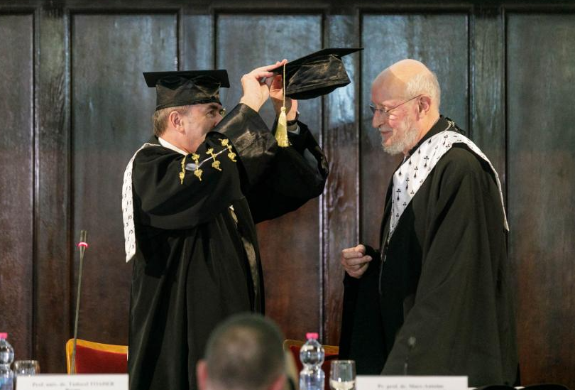 Părintele prof. dr. Marc-Antoine Costa de Beauregard a primit titlul de Doctor Honoris Causa al UAIC Iași – FOTO