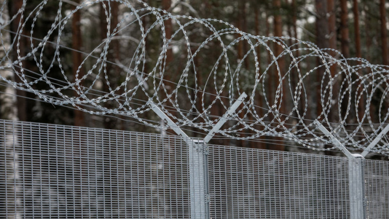 Polonia a început construcția unui gard ghimpat la graniță cu Rusia