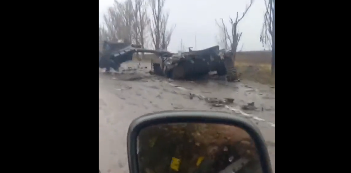 Coloană de blindate rusești, distrusă de forțele armate ucrainene – VIDEO