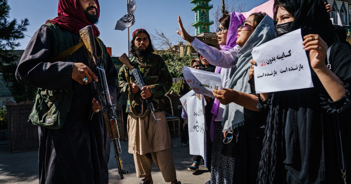 Talibanii continuă să restrângă libertăţile femeilor. Le interzic accesul în parcurile și grădinile din Kabul