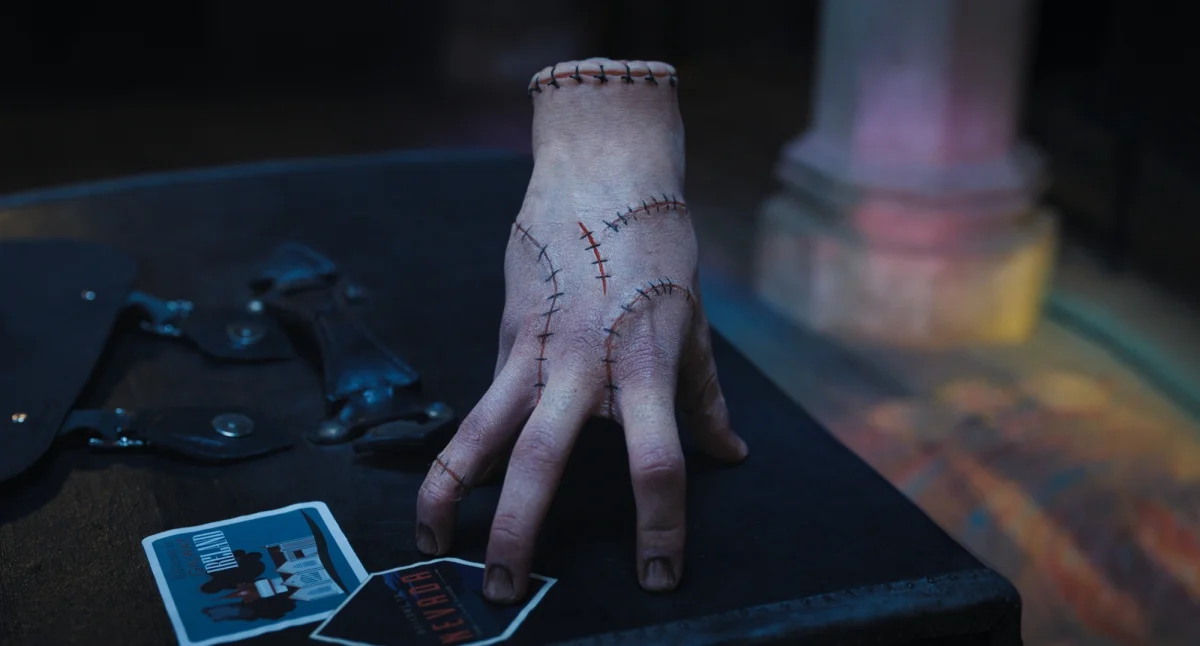 Cine joacă rolul celebrei mâini din serialul „Wednesday”. Actorul român a fost lăudat de Tim Burton