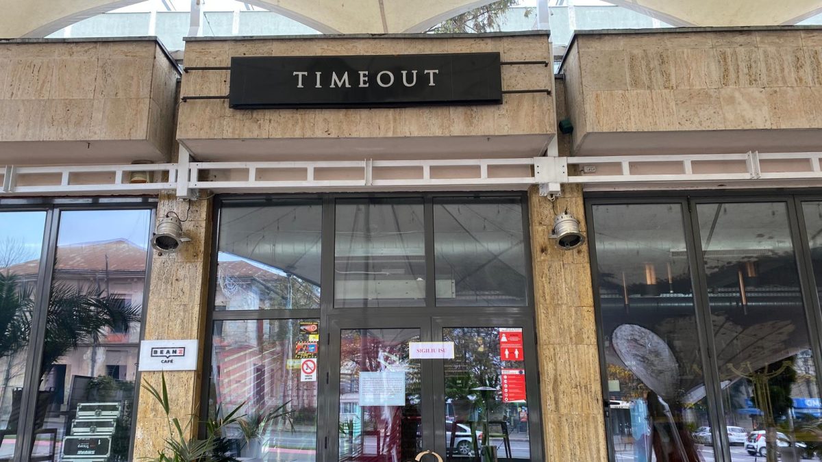 Clubul ”Time Out” din Iași a fost închis de ISU în cursul nopții! Capacitatea din local nu a fost respectată. Panică și în celelalte petreceri din centrul orașului– FOTO