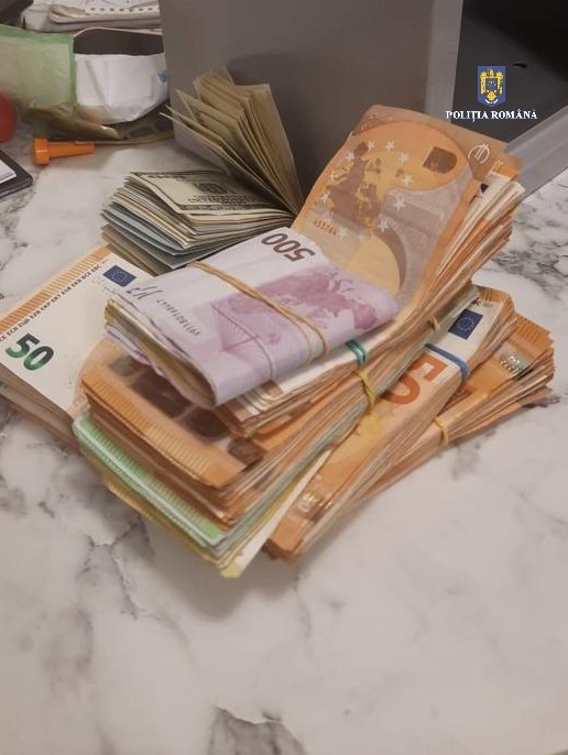 Polițiștii din Iași au efectuat percheziții la persoane bănuite de contrabandă și spălare de bani
