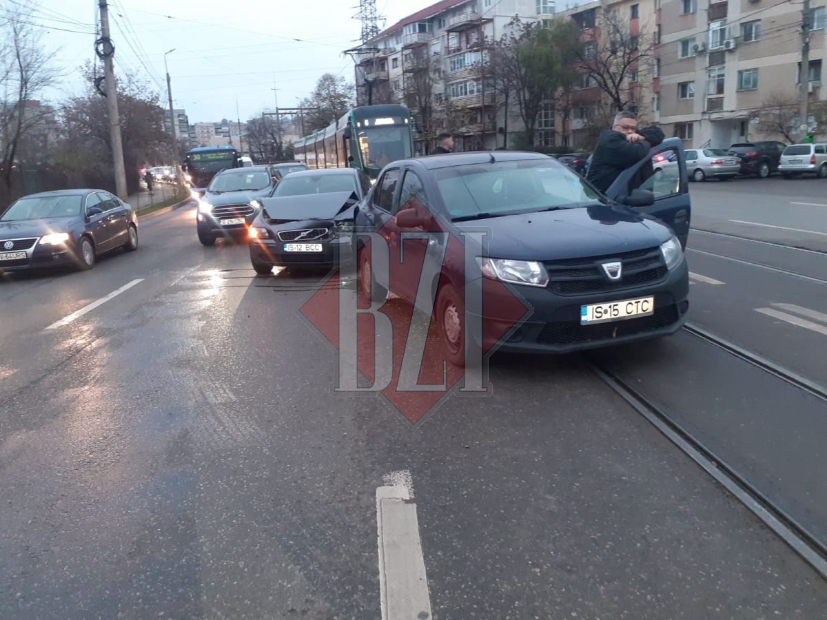Accident rutier în municipiul Iaşi. Trei autoturisme au intrat în coliziune pe bulevardul Silvestru – EXCLUSIV, FOTO