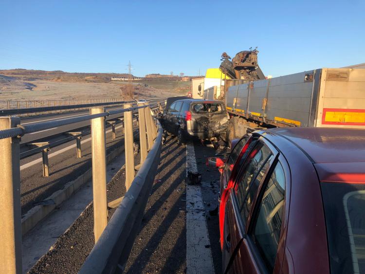 Carambol cu 13 autovehicule pe autostrada A3. Mai multe persoane sunt rănite – FOTO, VIDEO