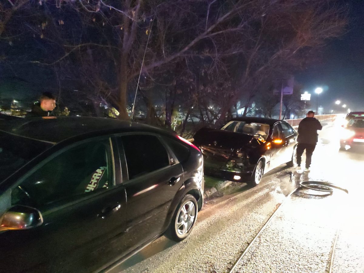Accident rutier în municipiul Pașcani. În coliziune au fost implicate 3 autoturisme – EXCLUSIV, FOTO