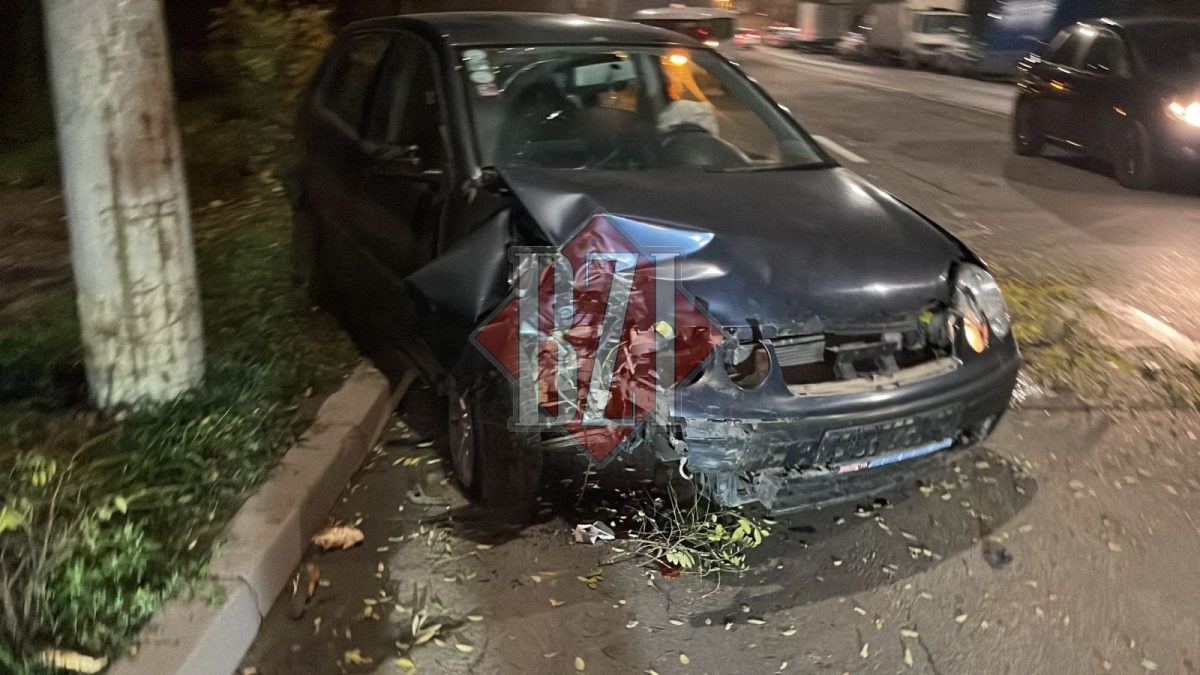 O șoferiță a pierdut controlul volanului și s-a răsturnat cu mașina pe Bulevardul Poitiers – EXCLUSIV, FOTO/VIDEO