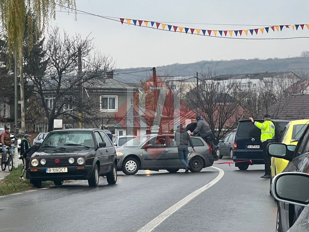 Accident rutier în comuna Ciurea. Un autoturism a intrat în şanţ, după ce șoferul a pierdut controlul volanului – EXCLUSIV, FOTO