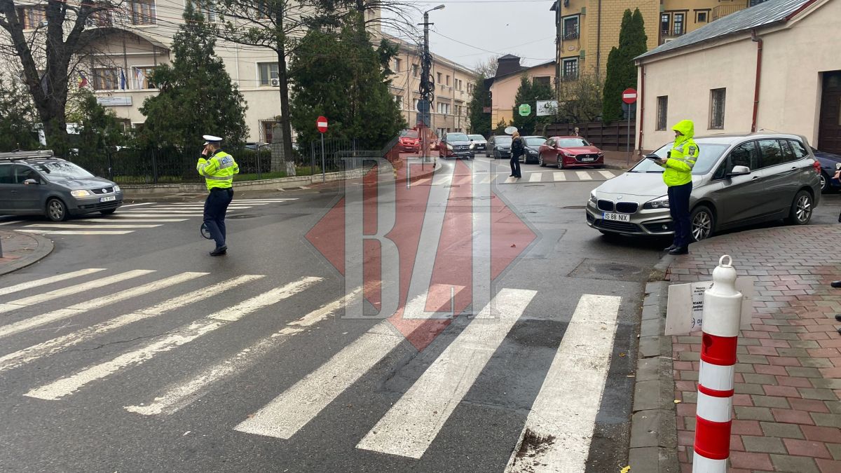 Accident rutier pe o stradă din municipiul Iaşi. O femeie a fost acroşată de un autoturism pe trecerea de pietoni – EXCLUSIV, FOTO