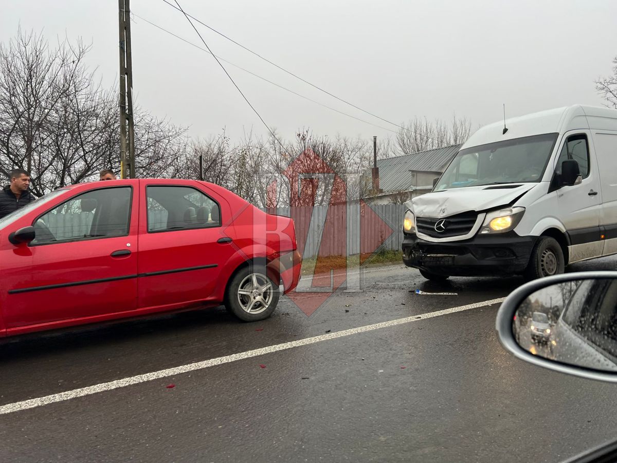 Accident rutier în Lunca Cetăţuii. Un microbuz a intrat în coliziune cu o Dacia Logan – EXCLUSIV, FOTO