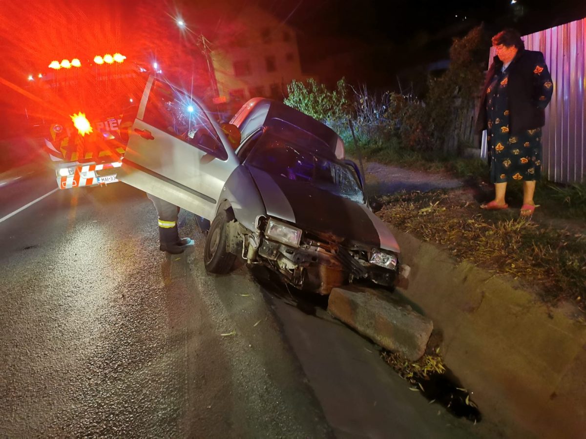 Accident rutier în Miroslava. Două persoane au rămas încarcerate după ce autoturismul în care se aflau a ajuns în şanţ – FOTO