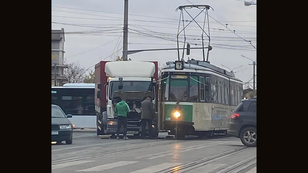 Accident rutier pe bulevardul Primăverii. O autoutilitară a intrat în coliziune cu un tramvai – EXCLUSIV