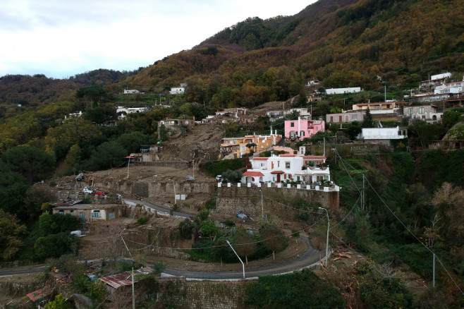 Alunecării de teren din insula Ischia. Printre victimele decedate se află și trei copii – GALERIE FOTO